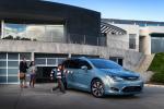 Chrysler Pacifica Hybrid Limited 2016 года